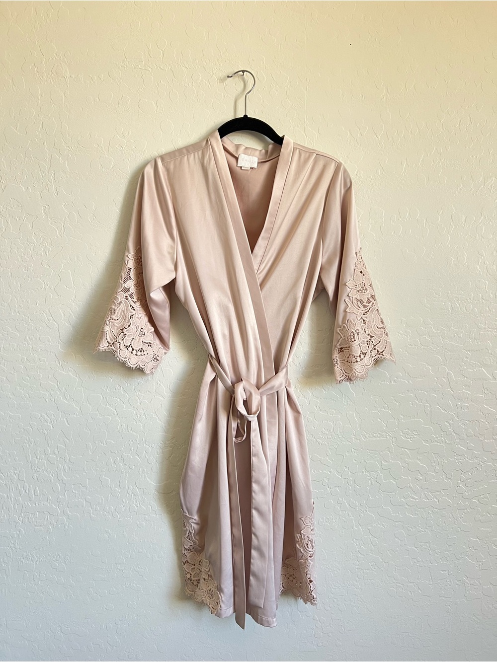 Le Rose Women’s Lace-Trim Satin Robe in Blush